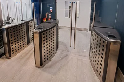 مقایسه گیت میله ای با گیت شیشه ای